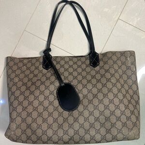 Gucci Tote significant Wear And Tear on the inside not suggested as reversible